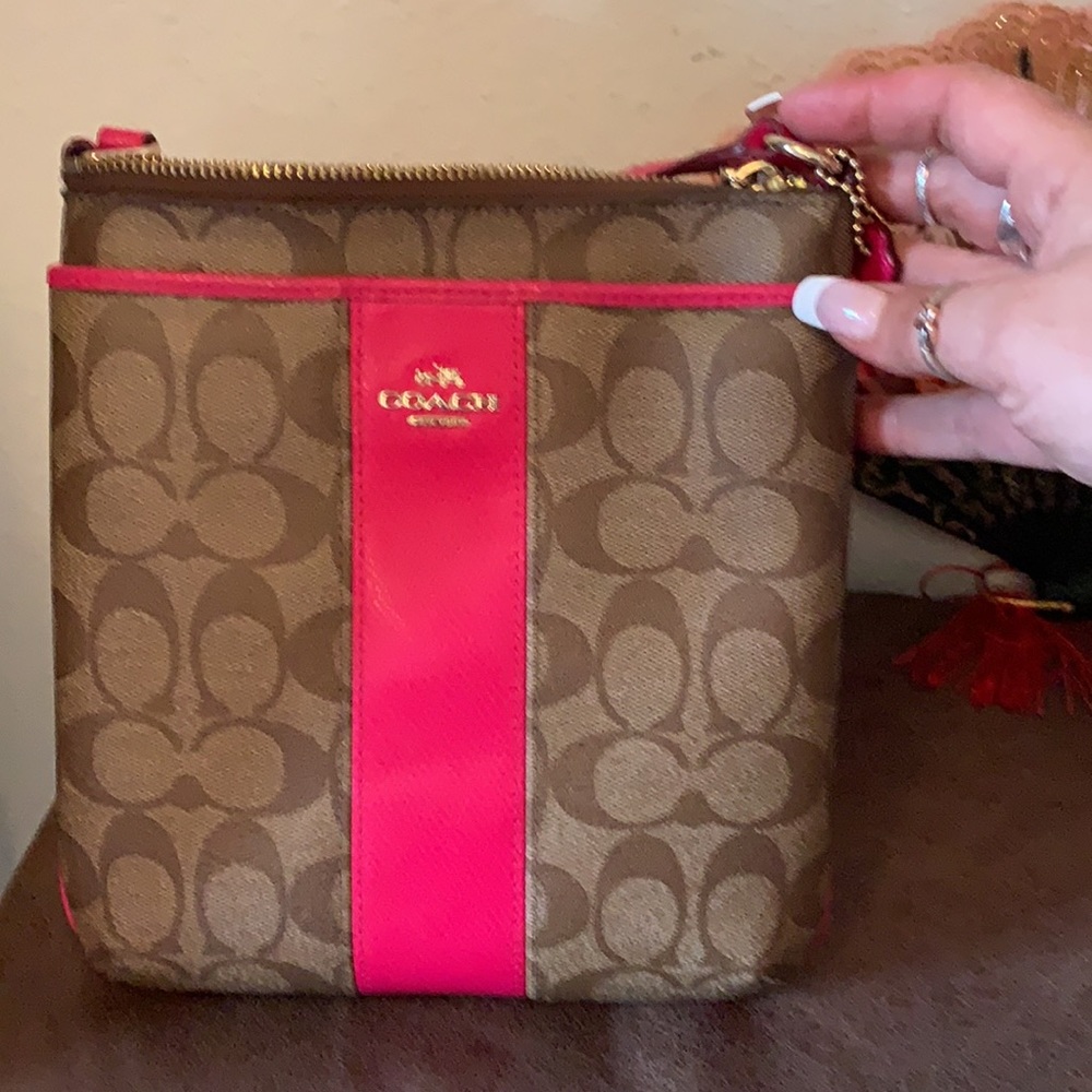 Coach purse and wallet only selling on posh Mark - Picture 3 of 5